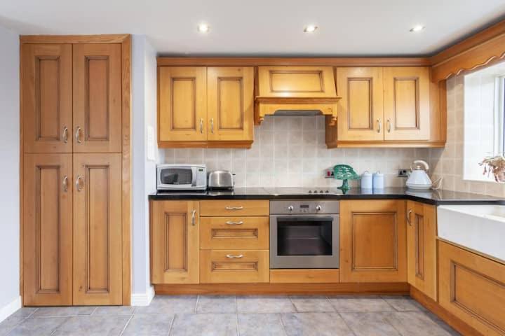 Charming Cottage 4 Bedroom Acton  Exterior photo